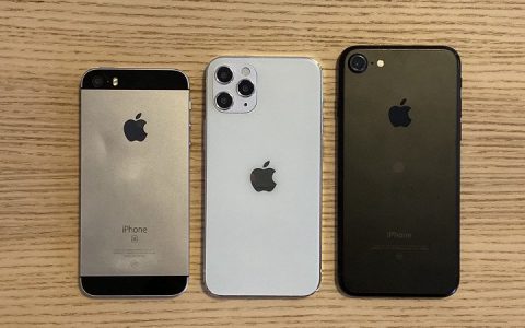 5.4英寸iPhone 12机模对比iiPhone 7与SE 单手体验不错