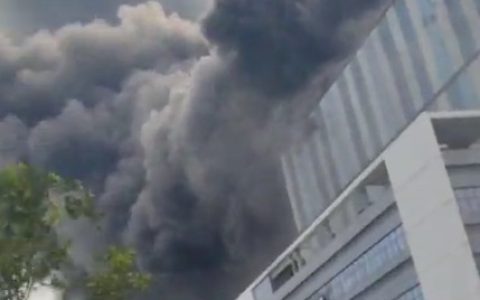华为总部松山湖实验室起火浓烟滚滚 网友：屋漏偏逢连夜雨