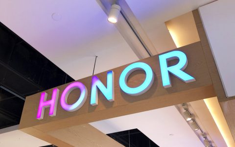 传荣耀新建总部 将分化新的子品牌 赵明：超越苹果！