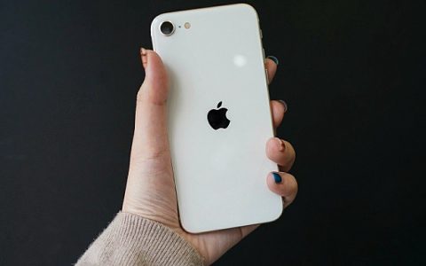传iPhone SE3砍单20% 苹果最大代工厂富士康回应