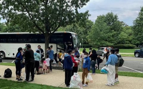 数千名移民涌入华盛顿，美国首都进入紧急状态