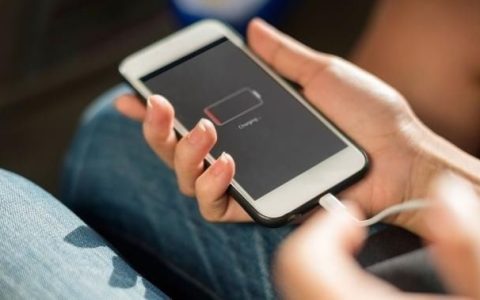 手机充完电不拔充电器，结果家被烧了!