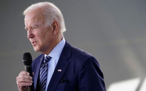 拜登回应马斯克买下推特 ：他买了一家向全世界散布谎言的公司