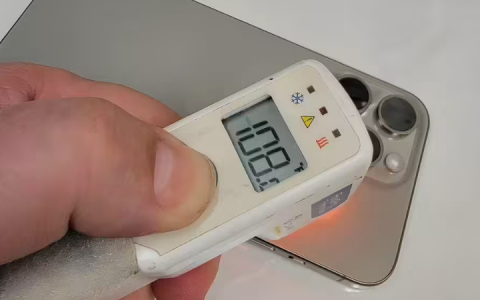 iPhone 15 Pro发热严重，电池鼓包，顶起屏幕！